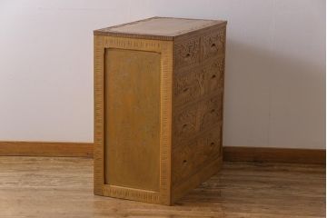 中古美品　伝統工芸　軽井沢彫り　職人による緻密な彫りが魅力の小振りなチェスト(衣装箪笥、整理箪笥、引き出し)