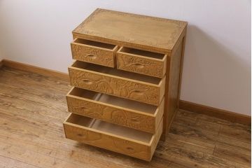 中古美品　伝統工芸　軽井沢彫り　職人による緻密な彫りが魅力の小振りなチェスト(衣装箪笥、整理箪笥、引き出し)
