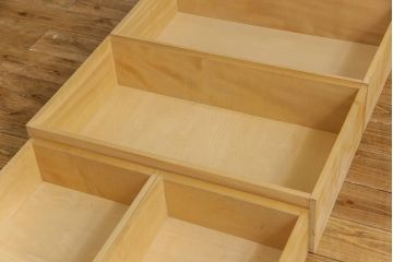 中古美品　伝統工芸　軽井沢彫り　職人による緻密な彫りが魅力の小振りなチェスト(衣装箪笥、整理箪笥、引き出し)
