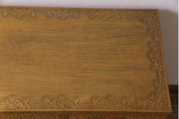 中古美品　伝統工芸　軽井沢彫り　職人による緻密な彫りが魅力の小振りなチェスト(衣装箪笥、整理箪笥、引き出し)