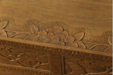 中古美品　伝統工芸　軽井沢彫り　職人による緻密な彫りが魅力の小振りなチェスト(衣装箪笥、整理箪笥、引き出し)