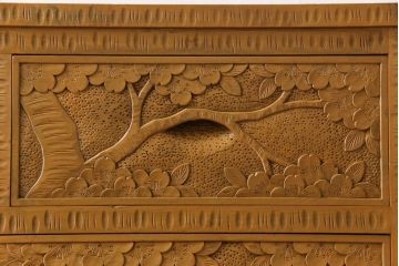 中古美品　伝統工芸　軽井沢彫り　職人による緻密な彫りが魅力の小振りなチェスト(衣装箪笥、整理箪笥、引き出し)