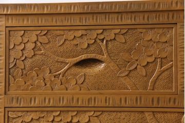 中古美品　伝統工芸　軽井沢彫り　職人による緻密な彫りが魅力の小振りなチェスト(衣装箪笥、整理箪笥、引き出し)
