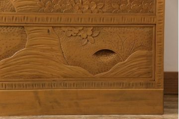 中古美品　伝統工芸　軽井沢彫り　職人による緻密な彫りが魅力の小振りなチェスト(衣装箪笥、整理箪笥、引き出し)
