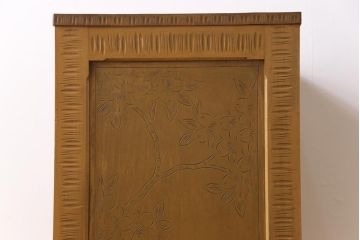 中古美品　伝統工芸　軽井沢彫り　職人による緻密な彫りが魅力の小振りなチェスト(衣装箪笥、整理箪笥、引き出し)