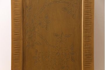 中古美品　伝統工芸　軽井沢彫り　職人による緻密な彫りが魅力の小振りなチェスト(衣装箪笥、整理箪笥、引き出し)