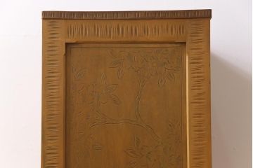 中古美品　伝統工芸　軽井沢彫り　職人による緻密な彫りが魅力の小振りなチェスト(衣装箪笥、整理箪笥、引き出し)