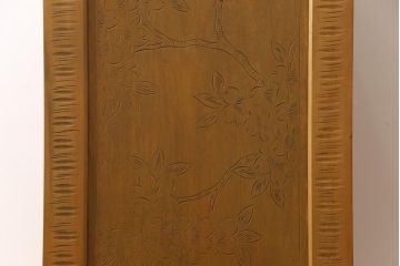 中古美品　伝統工芸　軽井沢彫り　職人による緻密な彫りが魅力の小振りなチェスト(衣装箪笥、整理箪笥、引き出し)