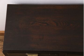アンティーク家具　和製アンティーク　栗材　ネームプレート付き　シックな佇まいの脚付きドロワー(引き出し、チェスト)