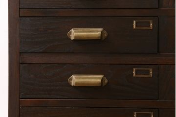 アンティーク家具　和製アンティーク　栗材　ネームプレート付き　シックな佇まいの脚付きドロワー(引き出し、チェスト)