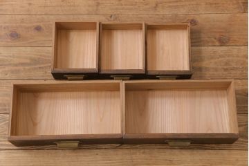 アンティーク家具　和製アンティーク　倹飩付き　経年により味わいを増したヒノキ材製の茶棚(茶箪笥、飾り棚、収納棚)