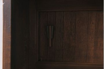 アンティーク家具　和製アンティーク　倹飩付き　経年により味わいを増したヒノキ材製の茶棚(茶箪笥、飾り棚、収納棚)