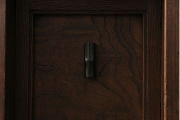 アンティーク家具　和製アンティーク　倹飩付き　経年により味わいを増したヒノキ材製の茶棚(茶箪笥、飾り棚、収納棚)