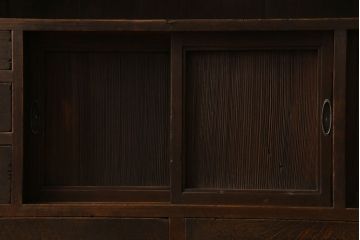 アンティーク家具　和製アンティーク　倹飩付き　経年により味わいを増したヒノキ材製の茶棚(茶箪笥、飾り棚、収納棚)