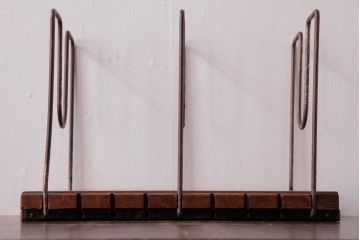 アンティーク雑貨　昭和レトロ　ナラ材　シャビーな質感のシンプルなブックスタンド(本立て)