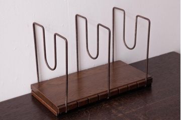 アンティーク雑貨　昭和レトロ　ナラ材　シャビーな質感のシンプルなブックスタンド(本立て)