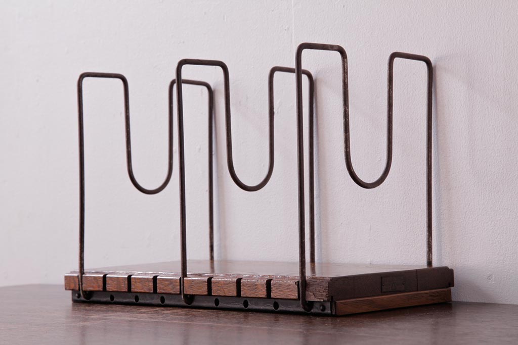 アンティーク雑貨　昭和レトロ　ナラ材　シャビーな質感のシンプルなブックスタンド(本立て)