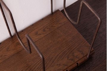 アンティーク雑貨　昭和レトロ　ナラ材　シャビーな質感のシンプルなブックスタンド(本立て)