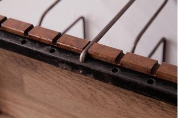 アンティーク雑貨　昭和レトロ　ナラ材　シャビーな質感のシンプルなブックスタンド(本立て)