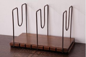 アンティーク雑貨　昭和レトロ　ナラ材　シャビーな質感のシンプルなブックスタンド(本立て)