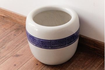 アンティーク雑貨　昭和初期　雷文模様　エキゾチックな雰囲気の瀬戸火鉢(鉢カバー)