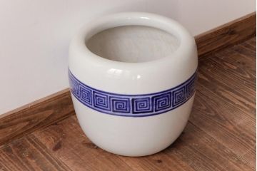 アンティーク雑貨　昭和初期　雷文模様　エキゾチックな雰囲気の瀬戸火鉢(鉢カバー)