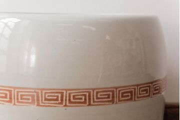 アンティーク雑貨　昭和レトロ　雷文の帯がアクセントのシンプルな瀬戸火鉢(手あぶり、鉢カバー)