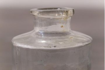 アンティーク雑貨　イギリスビンテージ　古びた質感が味わい深い小瓶(ガラスビン)3個セット