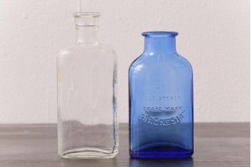 アンティーク雑貨　イギリスビンテージ　レトロな雰囲気漂うエンボス入り薬瓶(ボトル、ガラスビン)2本セット