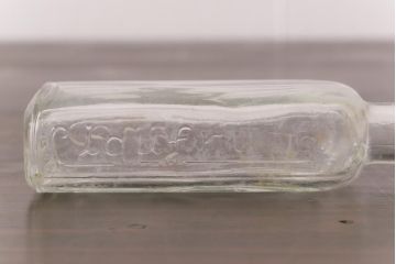 アンティーク雑貨　イギリスビンテージ　レトロな雰囲気漂うエンボス入り薬瓶(ボトル、ガラスビン)2本セット