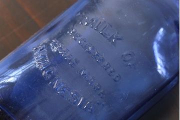 アンティーク雑貨　イギリスビンテージ　レトロな雰囲気漂うエンボス入り薬瓶(ボトル、ガラスビン)2本セット