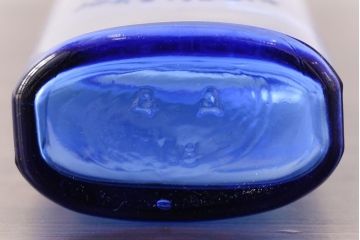 アンティーク雑貨　イギリスビンテージ　レトロな雰囲気漂うエンボス入り薬瓶(ボトル、ガラスビン)2本セット