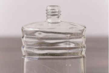 アンティーク雑貨　イギリスビンテージ　個性的な形とアンバーの小瓶(ガラスビン、ミニボトル)2個セット