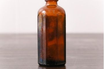 アンティーク雑貨　イギリスビンテージ　個性的な形とアンバーの小瓶(ガラスビン、ミニボトル)2個セット