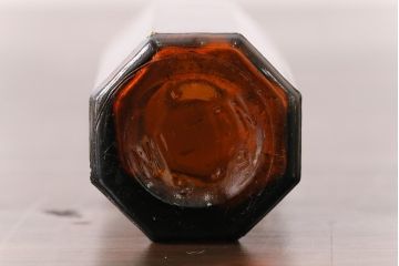 アンティーク雑貨　イギリスビンテージ　個性的な形とアンバーの小瓶(ガラスビン、ミニボトル)2個セット