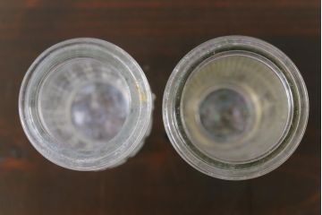 アンティーク雑貨　イギリスビンテージ 凹凸のあるデザインが可愛らしいエンボス入り小瓶(ガラスビン、ミニボトル)2個セット