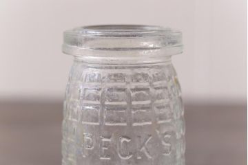 アンティーク雑貨　イギリスビンテージ 凹凸のあるデザインが可愛らしいエンボス入り小瓶(ガラスビン、ミニボトル)2個セット
