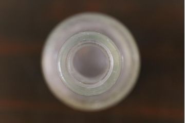 アンティーク雑貨　イギリスビンテージ　スリムで格好良いエンボス入りボトル(ガラスビン、瓶)2本セット(1)