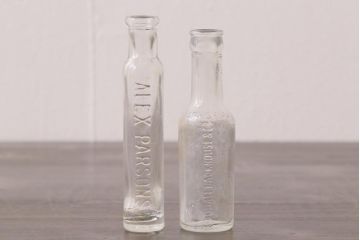 アンティーク雑貨　イギリスビンテージ　スリムで格好良いエンボス入りボトル(ガラスビン、瓶)2本セット(1)
