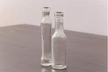 アンティーク雑貨　イギリスビンテージ　スリムで格好良いエンボス入りボトル(ガラスビン、瓶)2本セット(1)