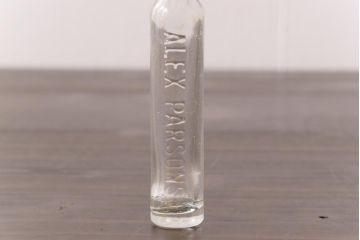 アンティーク雑貨　イギリスビンテージ　スリムで格好良いエンボス入りボトル(ガラスビン、瓶)2本セット(1)