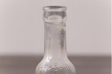 アンティーク雑貨　イギリスビンテージ　スリムで格好良いエンボス入りボトル(ガラスビン、瓶)2本セット(1)
