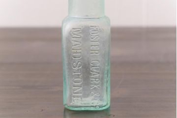 アンティーク雑貨　イギリスビンテージ　淡い水色が爽やかなエンボス入りボトル(ガラスビン、瓶)2本セット