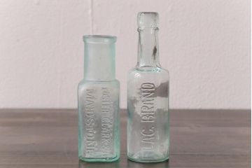 アンティーク雑貨　イギリスビンテージ　淡い水色が爽やかなエンボス入りボトル(ガラスビン、瓶)2本セット