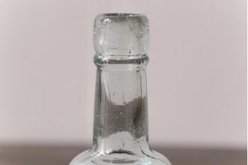 アンティーク雑貨　イギリスビンテージ　淡い水色が爽やかなエンボス入りボトル(ガラスビン、瓶)2本セット