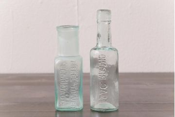 アンティーク雑貨　イギリスビンテージ　淡い水色が爽やかなエンボス入りボトル(ガラスビン、瓶)2本セット