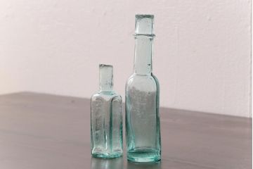 アンティーク雑貨　イギリスビンテージ　ジャンクスタイルにぴったりのボトル(ガラスビン、瓶)2本セット(1)