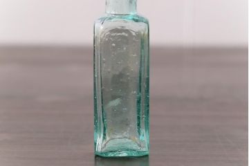 アンティーク雑貨　イギリスビンテージ　ジャンクスタイルにぴったりのボトル(ガラスビン、瓶)2本セット(1)