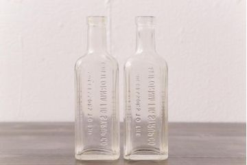 アンティーク雑貨　ビンテージ　CALIFORNIA FIG SYRUP　ディスプレイに活躍するガラスビン(瓶、ボトル)2本セット(1)