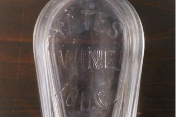 アンティーク雑貨　イギリス　YATES WINE LODGE エンボスが可愛らしいビンテージのガラスビン(ボトル、硝子瓶)